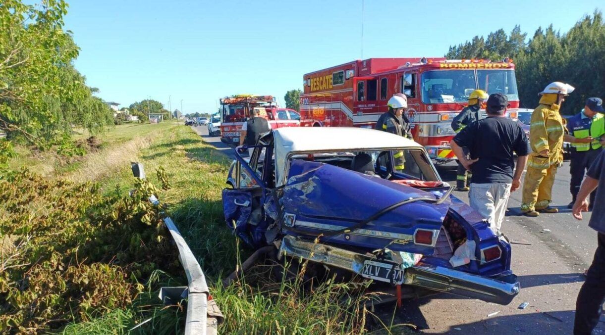 Grave accidente en ruta 2: camión volcó tras chocar con un auto en coronel vidal 2 Grave accidente en ruta 2: camión volcó tras chocar con un auto en coronel vidal