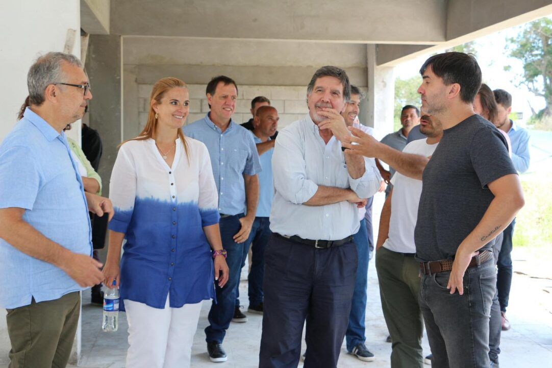Castelli: el ministro sileoni junto a echarren inspeccionó la construcción de la escuela secundaria