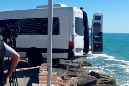 Camioneta al borde del precipicio Mar del Plata