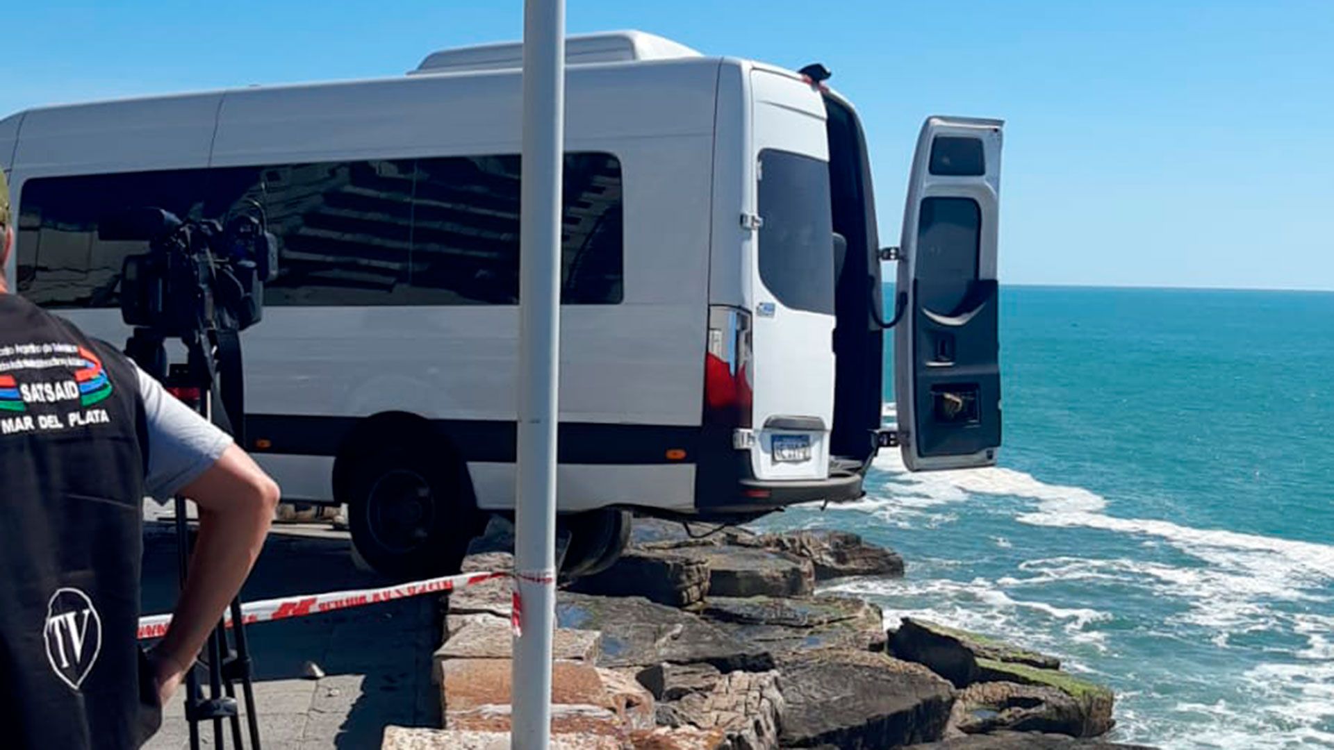 Camioneta al borde del precipicio Mar del Plata