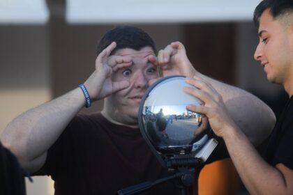 Pinamar: pagan 30 dólares por dejarse leer el iris y hay polémica