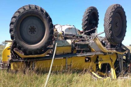 Intentaba bajar de un carretón una fumigadora 