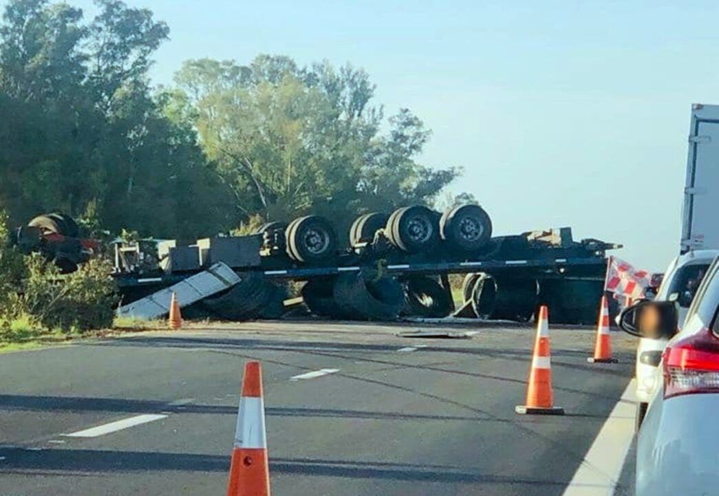 Accidente en la ruta 2: volcó un camión cerca del peaje de samborombón 2 Accidente en la ruta 2: volcó un camión cerca del peaje de samborombón