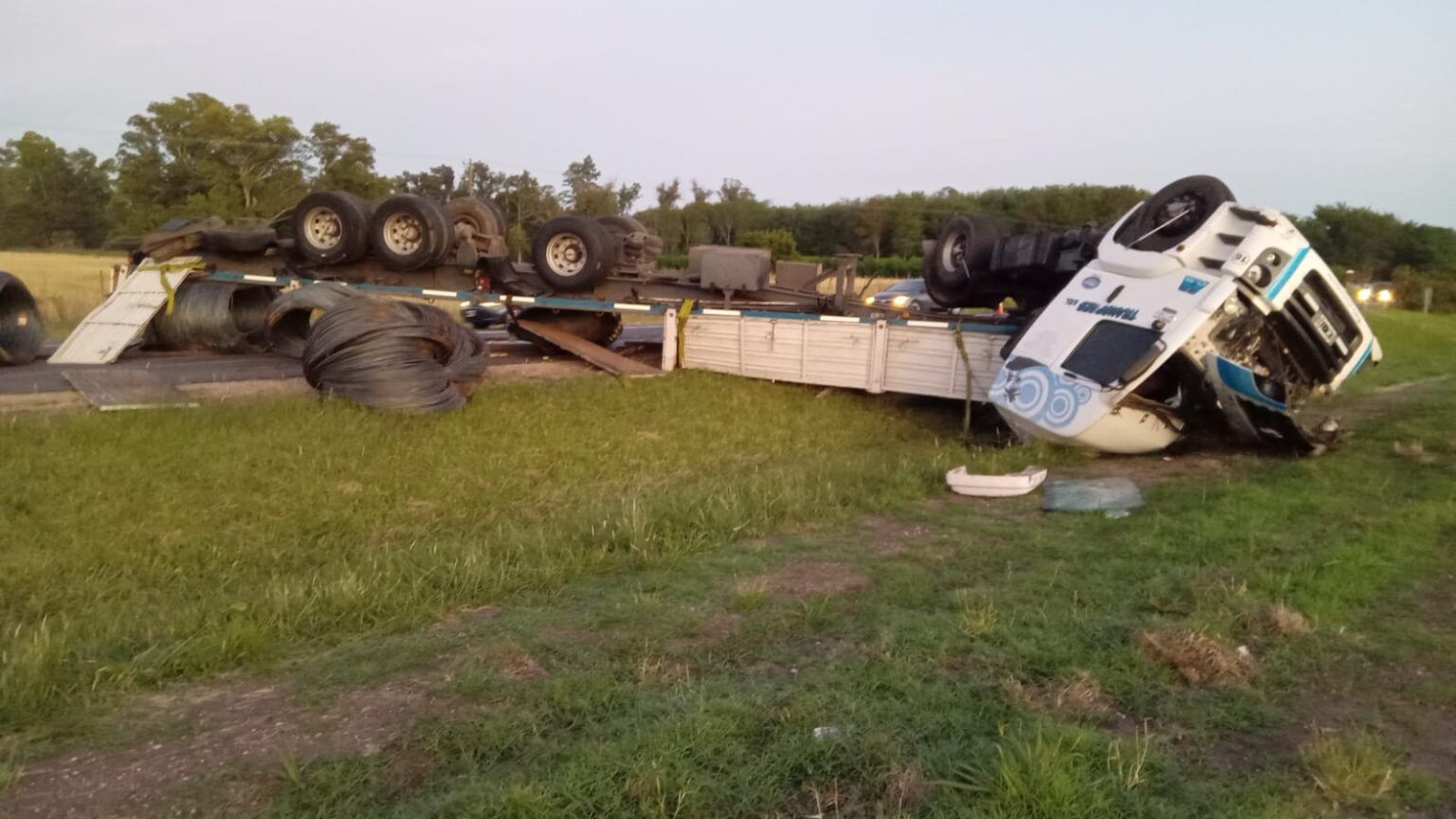 Accidente en la ruta 2: volcó un camión cerca del peaje de samborombón 1 Accidente en la ruta 2: volcó un camión cerca del peaje de samborombón