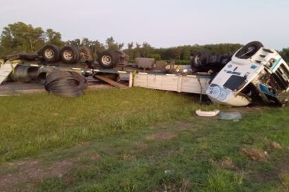 Accidente en la ruta 2: volcó un camión cerca del peaje de samborombón