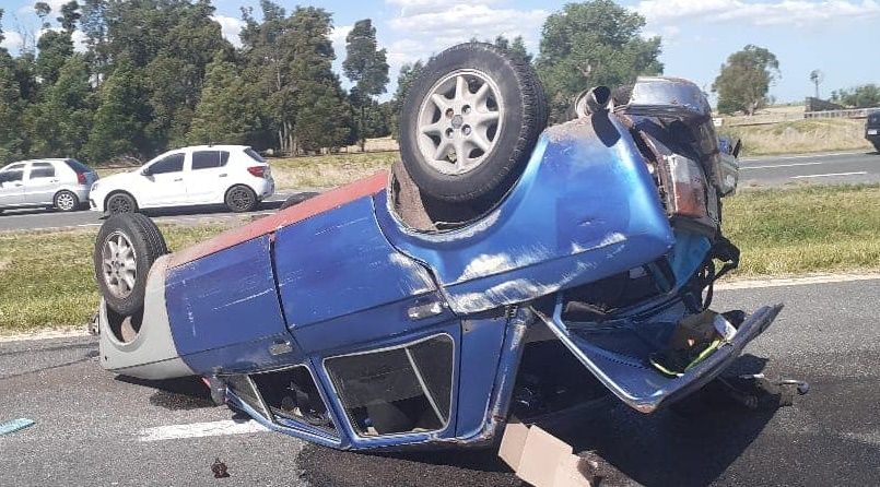 Impactante accidente en ruta 2: choque y vuelco entre castelli y dolores