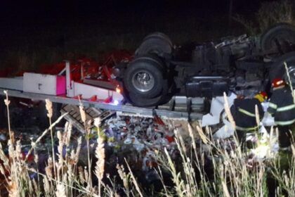 Fatal accidente: volcó camión que transportaba gaseosas y falleció su conductor