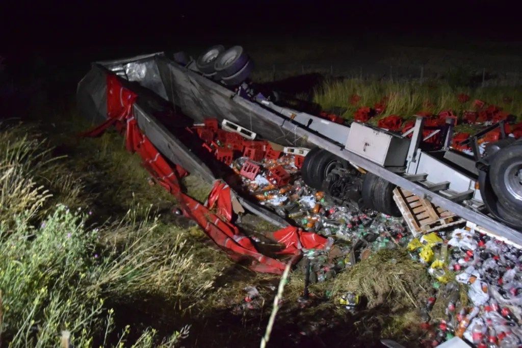 Fatal accidente: volcó camión que transportaba gaseosas y falleció su conductor