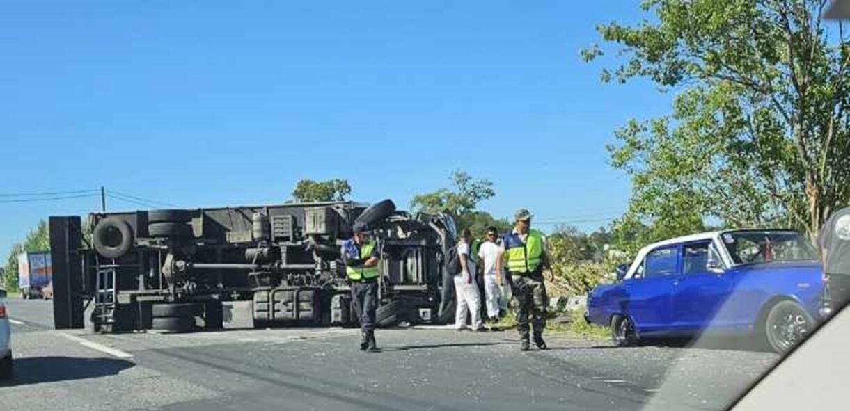 Grave accidente en ruta 2: camión volcó tras chocar con un auto en coronel vidal 3 Grave accidente en ruta 2: camión volcó tras chocar con un auto en coronel vidal