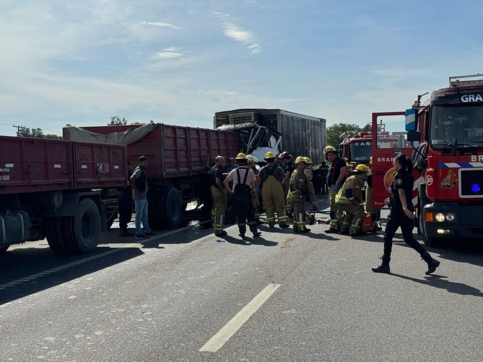 Grave accidente en ruta 6: violento choque entre dos camiones