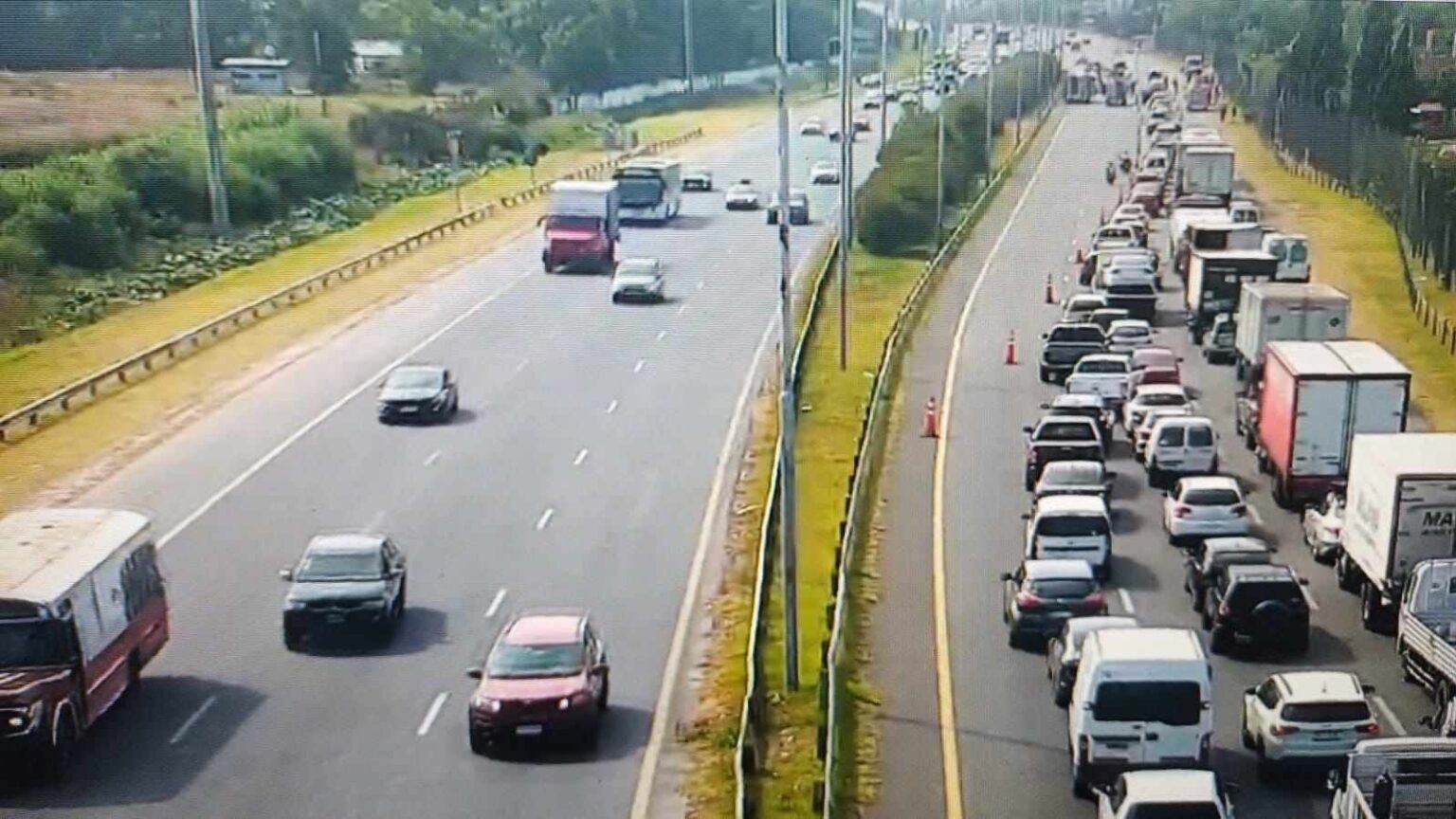 Importantes demoras en la autopista buenos aires la plata debido a un vuelco doble 1 Importantes demoras en la autopista buenos aires la plata debido a un vuelco doble