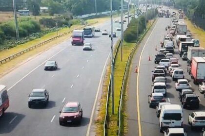 Importantes demoras en la autopista buenos aires la plata debido a un vuelco doble