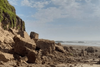 Se salvó de milagro: se metió al mar y se derrumbó el acantilado