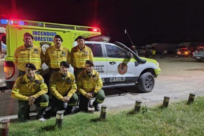 Bomberos de costa del este combaten el incendio del parque nacional los alerces