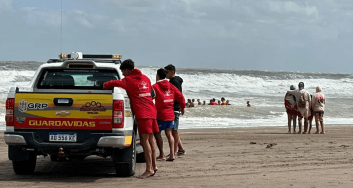 Encontraron el cuerpo del joven que había desaparecido tras ingresar al mar en monte hermoso 2 Encontraron el cuerpo del joven que había desaparecido tras ingresar al mar en monte hermoso