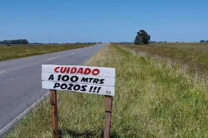 Vecino de ayacucho colocó carteles en ruta 29 por el peligroso estado del pavimento