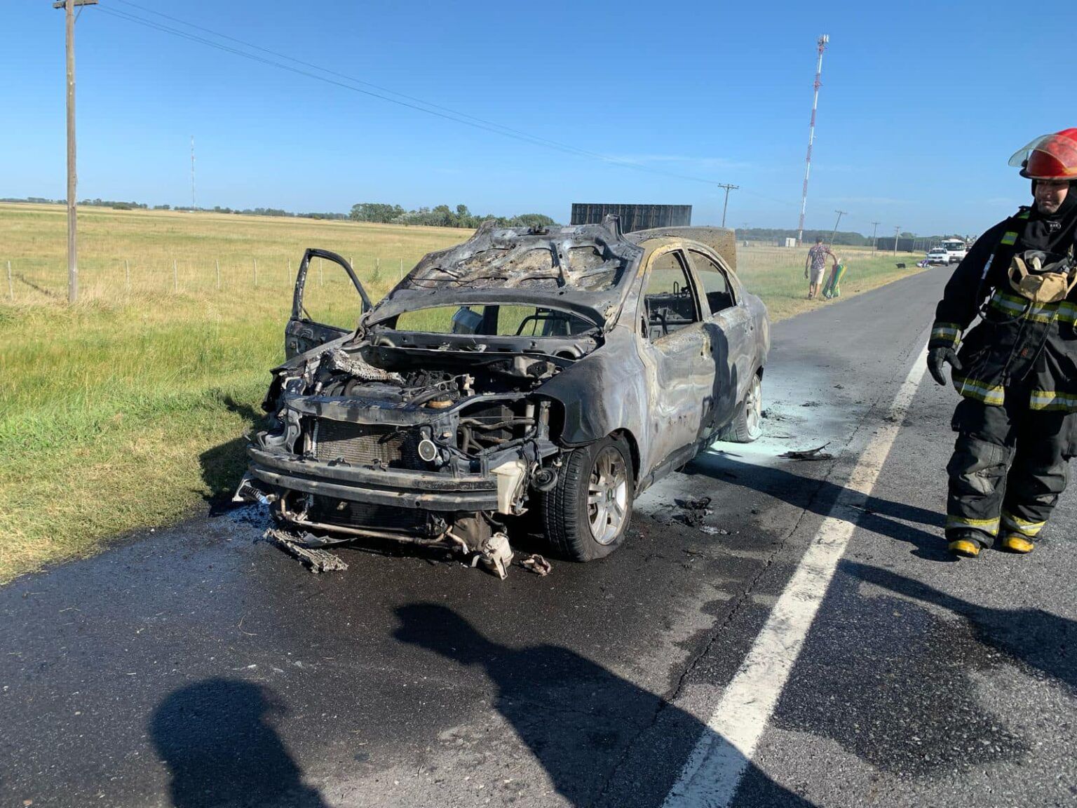 Castelli: pérdidas totales tras incendio de auto en la ruta 2