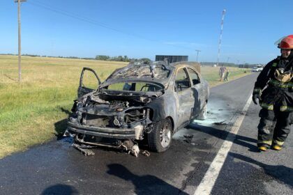Castelli: pérdidas totales tras incendio de auto en la ruta 2