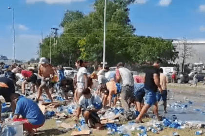 Volcó un camión de cerveza en la ruta 6, los vecinos lo saquearon y un policía terminó herido