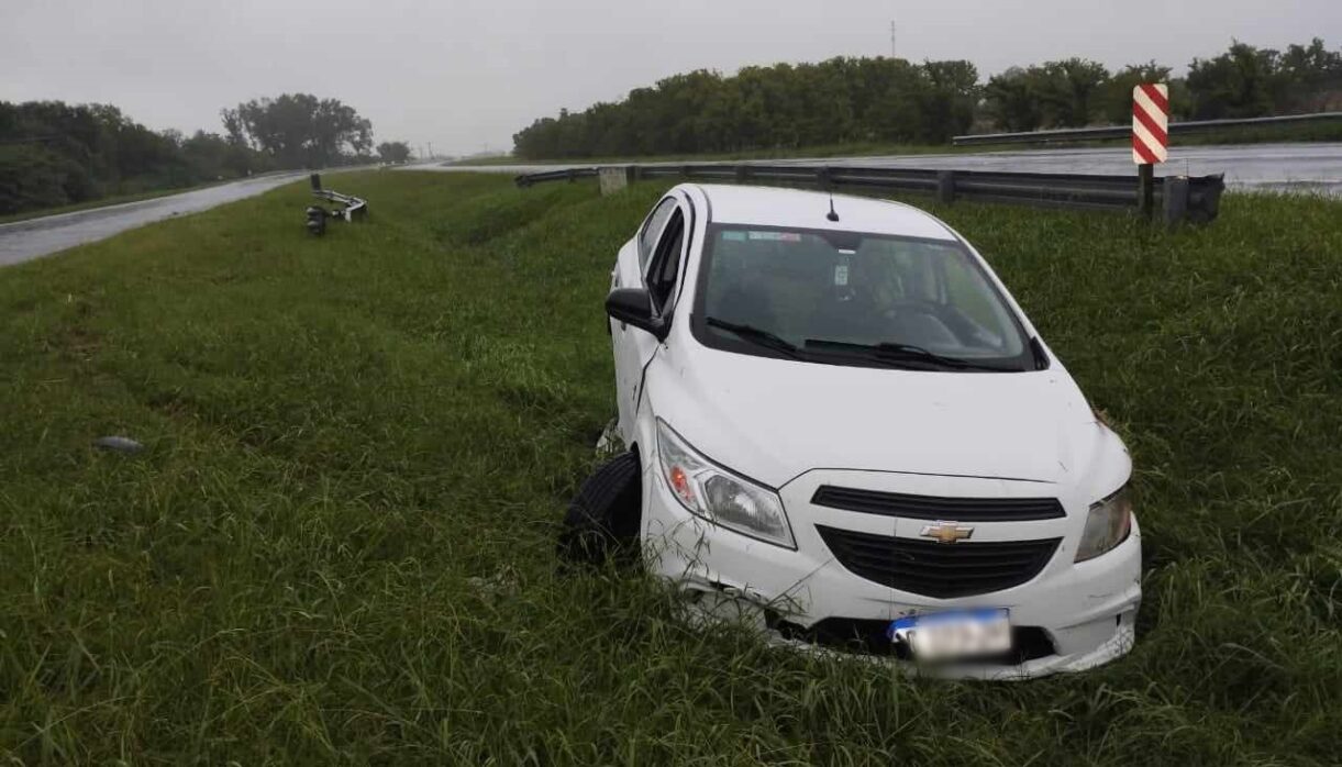 Ruta 2: accidente en medio de alerta naranja por tormentas 2 Ruta 2: accidente en medio de alerta naranja por tormentas