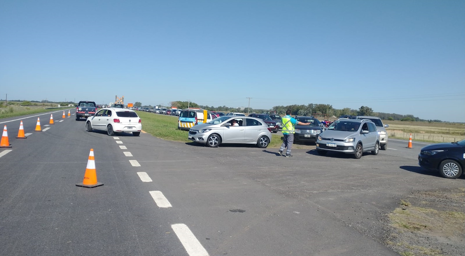 Caos de tránsito en la Ruta 2 por choque múltiple entre Lezama y Castelli
