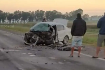 Accidente en ruta 3: fuerte choque frontal entre un auto y un camión cerca de las flores