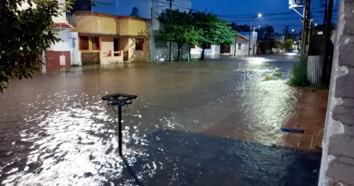 Olavarría en emergencia: tremendo temporal provocó anegamiento de calles y casas inundadas