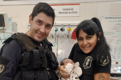 Héroes en acción: dos policías salvan la vida de una bebé con maniobras de rcp