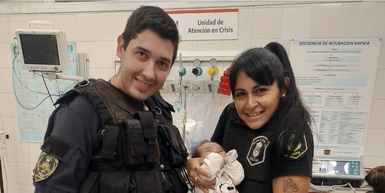 Héroes en acción: dos policías salvan la vida de una bebé con maniobras de rcp 1 Héroes en acción: dos policías salvan la vida de una bebé con maniobras de rcp