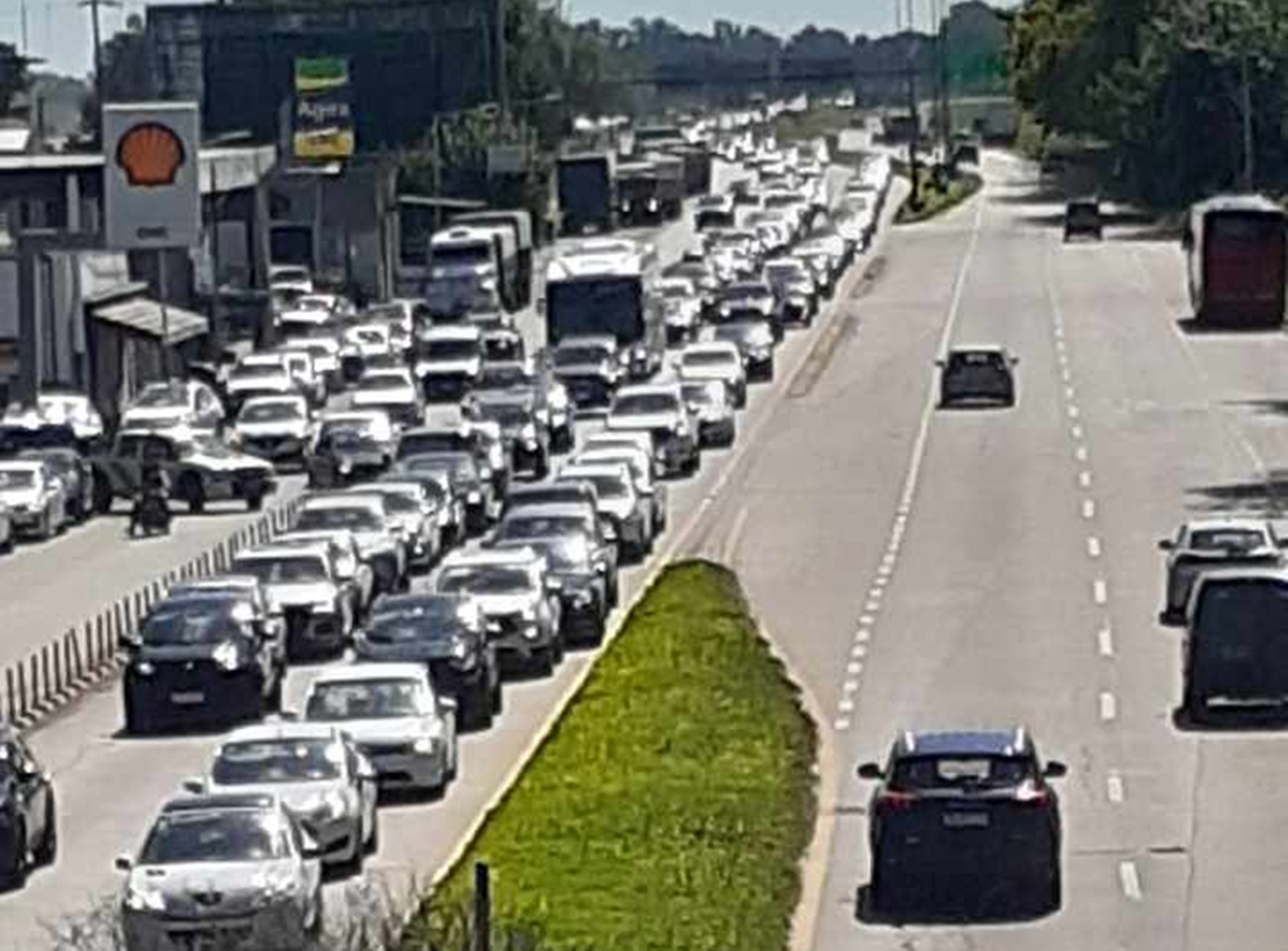Intenso tránsito por la ruta 2 hacia la costa atlántica en el inicio del feriado extralargo 1 Intenso tránsito por la ruta 2 hacia la costa atlántica en el inicio del feriado extralargo