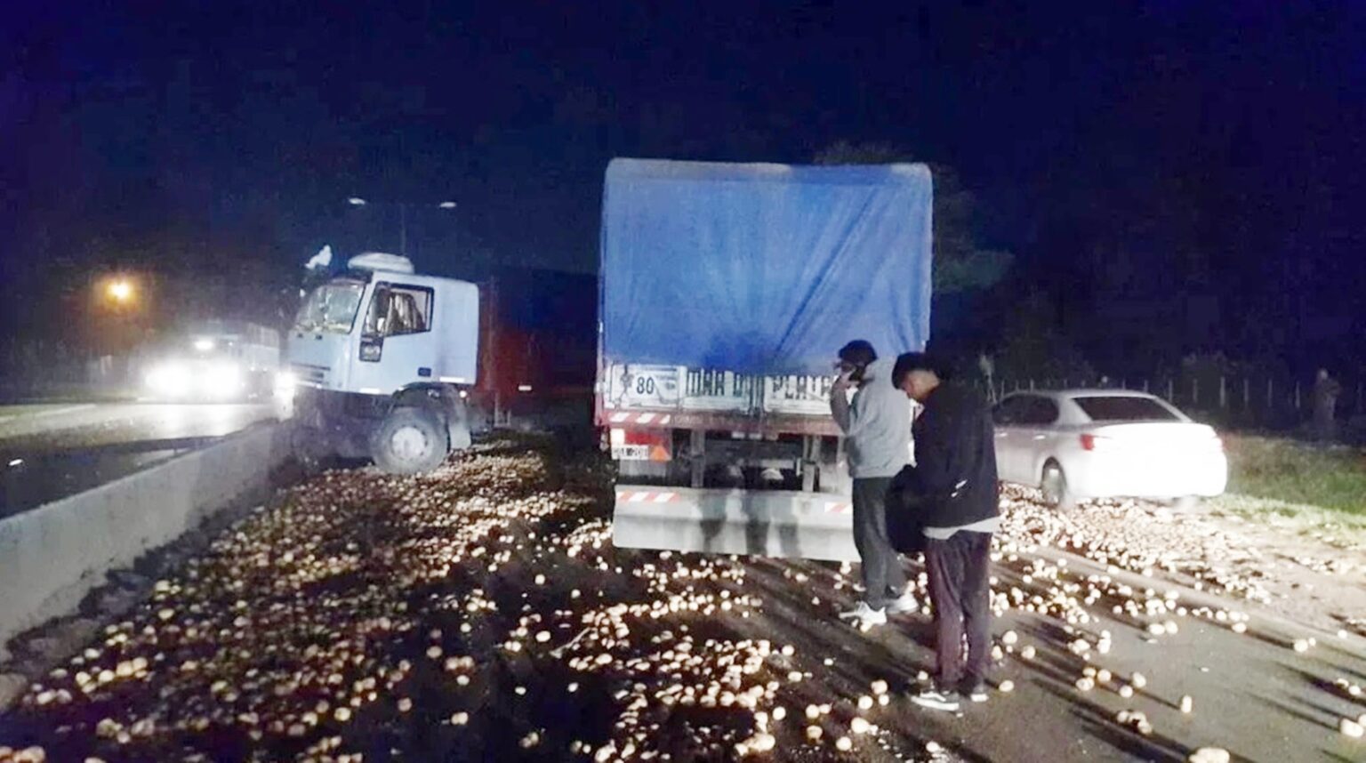 Camionero chocó con el guardarrail y volcó la carga de papas en la ruta 1 Camionero chocó con el guardarrail y volcó la carga de papas en la ruta