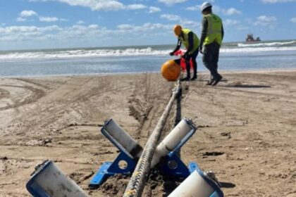 Llegó firmina a las toninas, el primer cable submarino que une argentina y estados unidos
