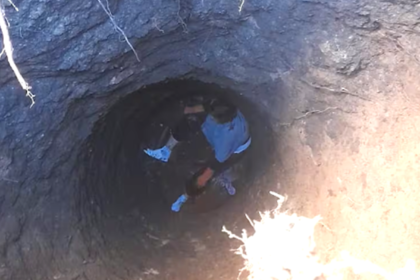 Barría el patio de su casa cuando el piso se abrió y cayó a un pozo ciego de 7 metros