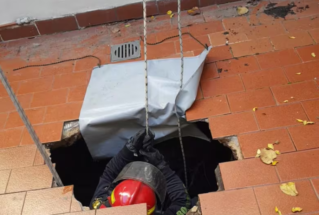 Barría el patio de su casa cuando el piso se abrió y cayó a un pozo ciego de 7 metros