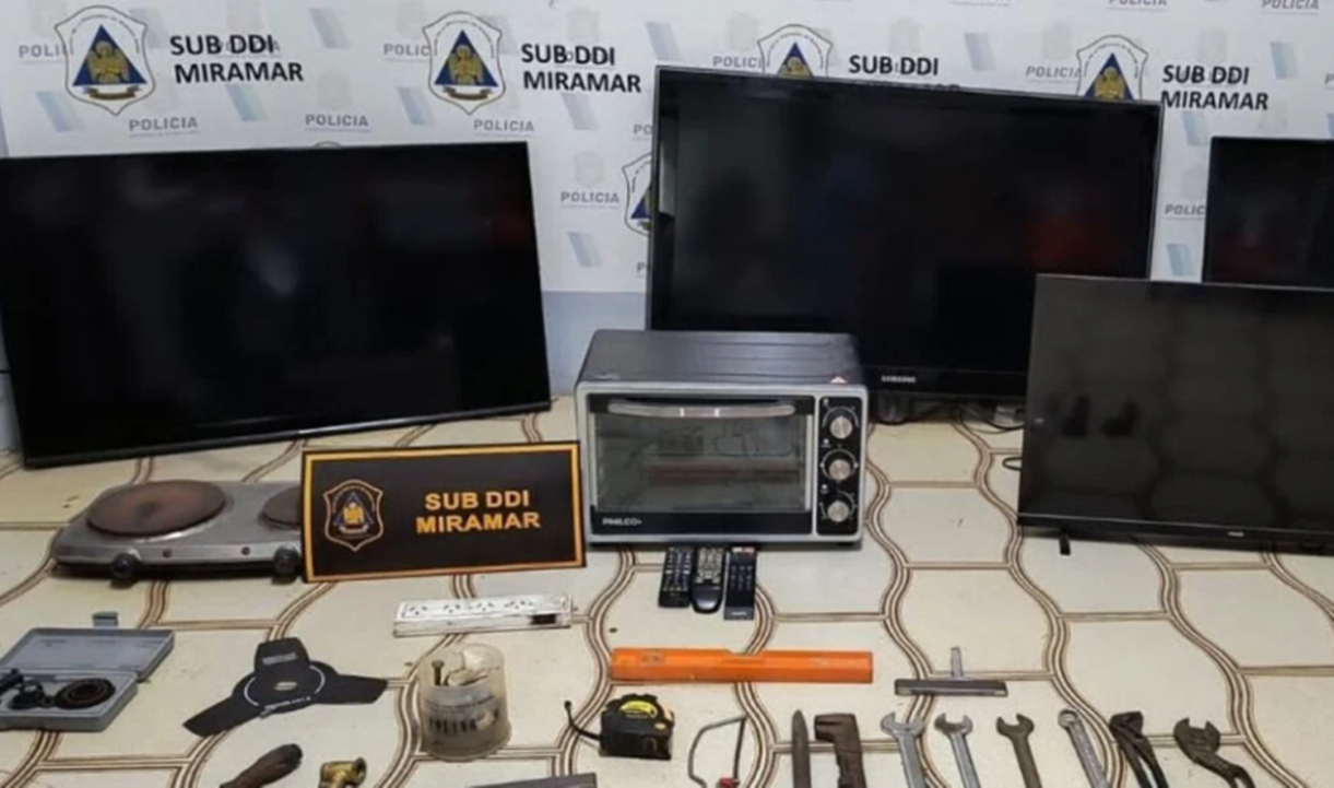 Dos policías desvalijaron una casa en mar del sud y cargaron el botín en el patrullero