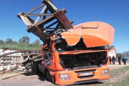 Un camión chocó contra un puente ferroviario en la ruta 41 y lo derrumbó: mirá el video
