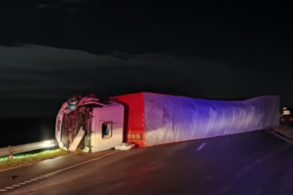 Caos en la ruta 9: por un fuerte choque entre camión y camioneta está bloqueada la autopista