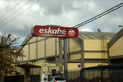 Por la recesión, la empresa eskabe evalúa suspender personal por tres meses