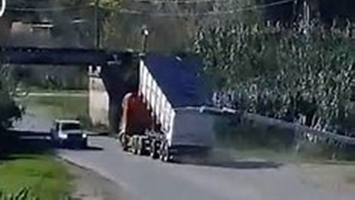 Un camión chocó contra un puente ferroviario en la ruta 41 y lo derrumbó: mirá el video