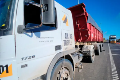 Detienen en cañuelas a un camión con 16 toneladas de sobrepeso