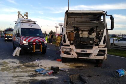 Trágico accidente: camionero perdió el control del vehículo, salió despedido y murió arrollado