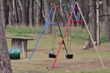 Misterio en necochea: una hamaca se mueve sola en un parque