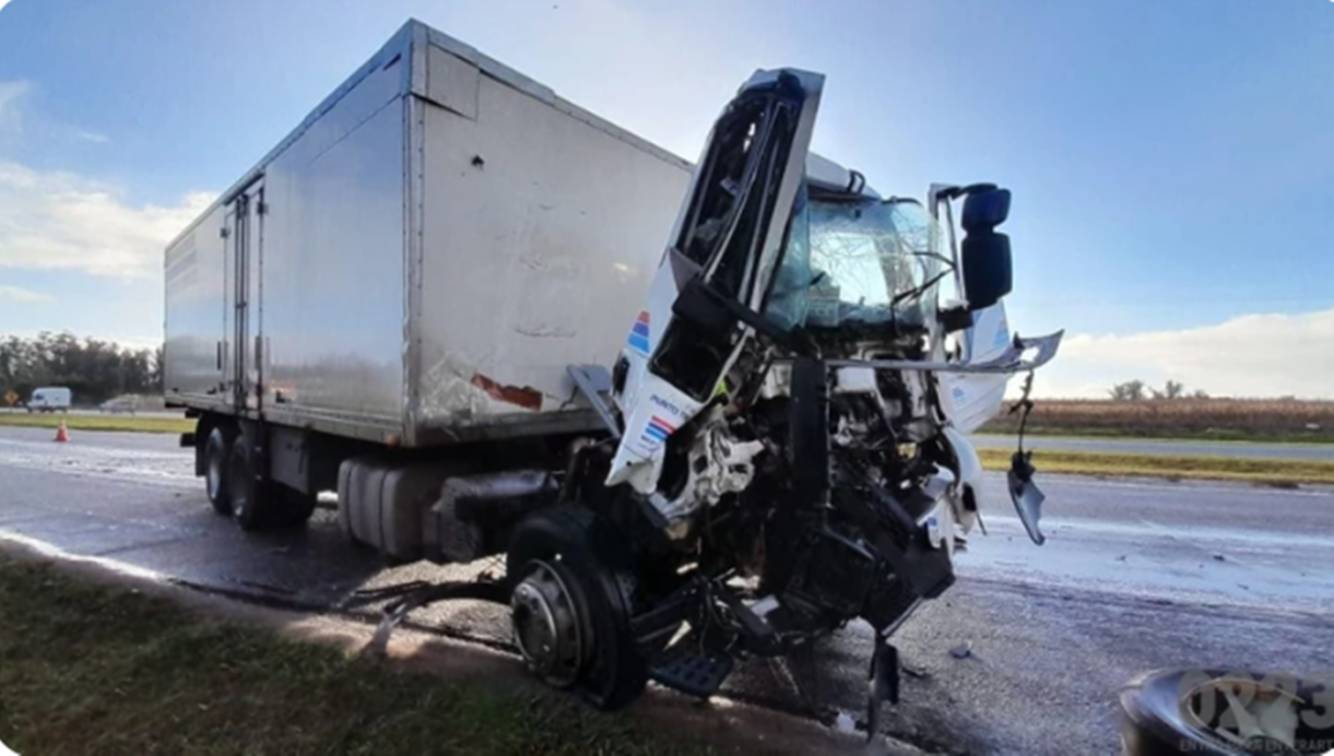 Tremendo accidente: Violento choque entre dos camiones en la Ruta 2