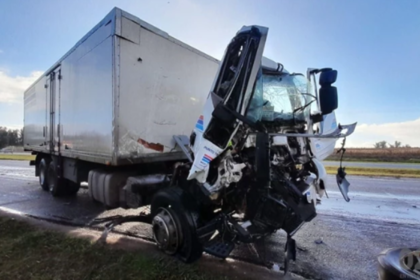 Tremendo accidente: violento choque entre dos camiones en la ruta 2