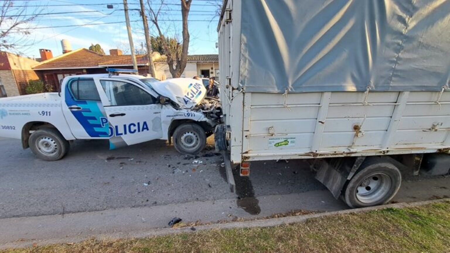 Fuerte choque entre un patrullero y un camión estacionado