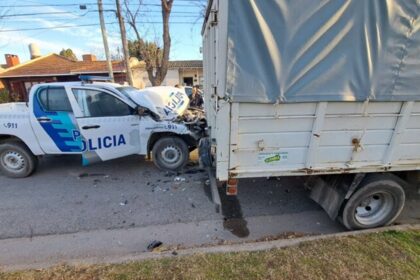 Fuerte choque entre un patrullero y un camión estacionado