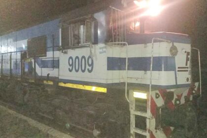 Conducía borracho un tren y embistió a un hombre que dormía en las vías