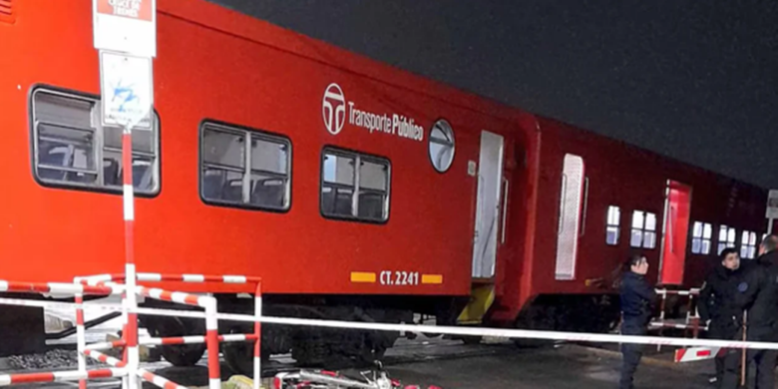 Un motociclista murió y otro resultó herido tras ser embestidos por un tren