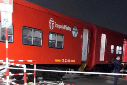 Un motociclista murió y otro resultó herido tras ser embestidos por un tren