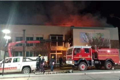 Voraz incendio destruyó el teatro de san cayetano